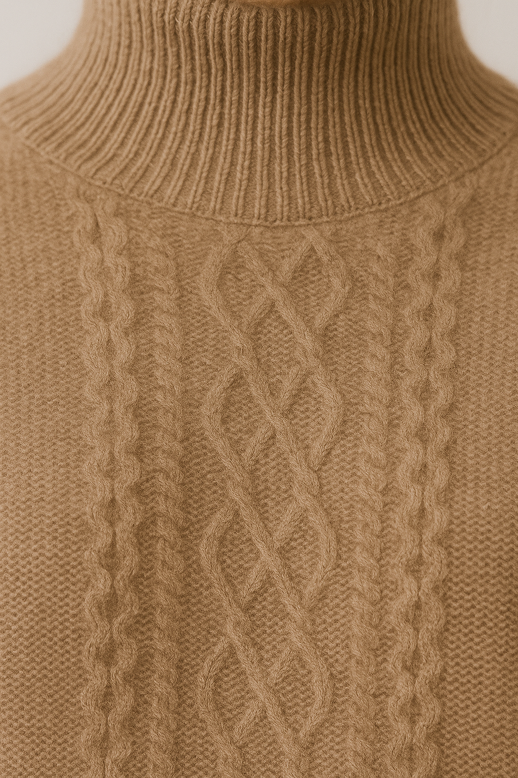 Brązowy sweter z golfem i splotem warkoczowym