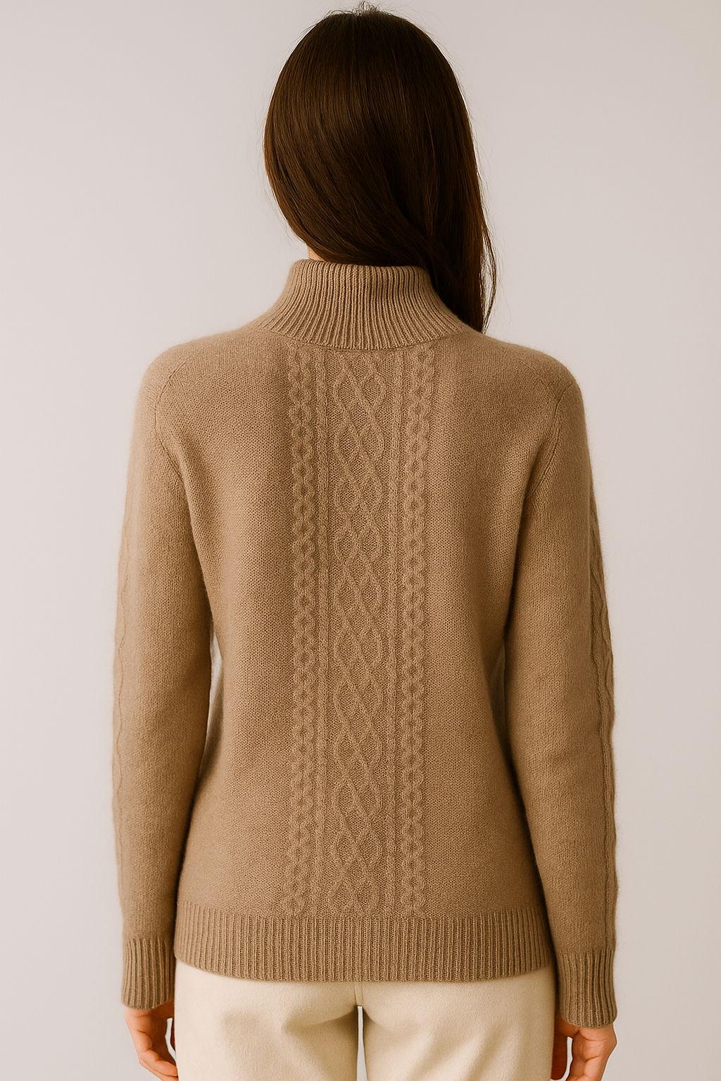 Brązowy sweter z golfem i splotem warkoczowym