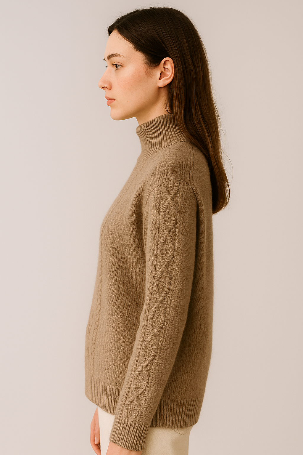 Brązowy sweter z golfem i splotem warkoczowym