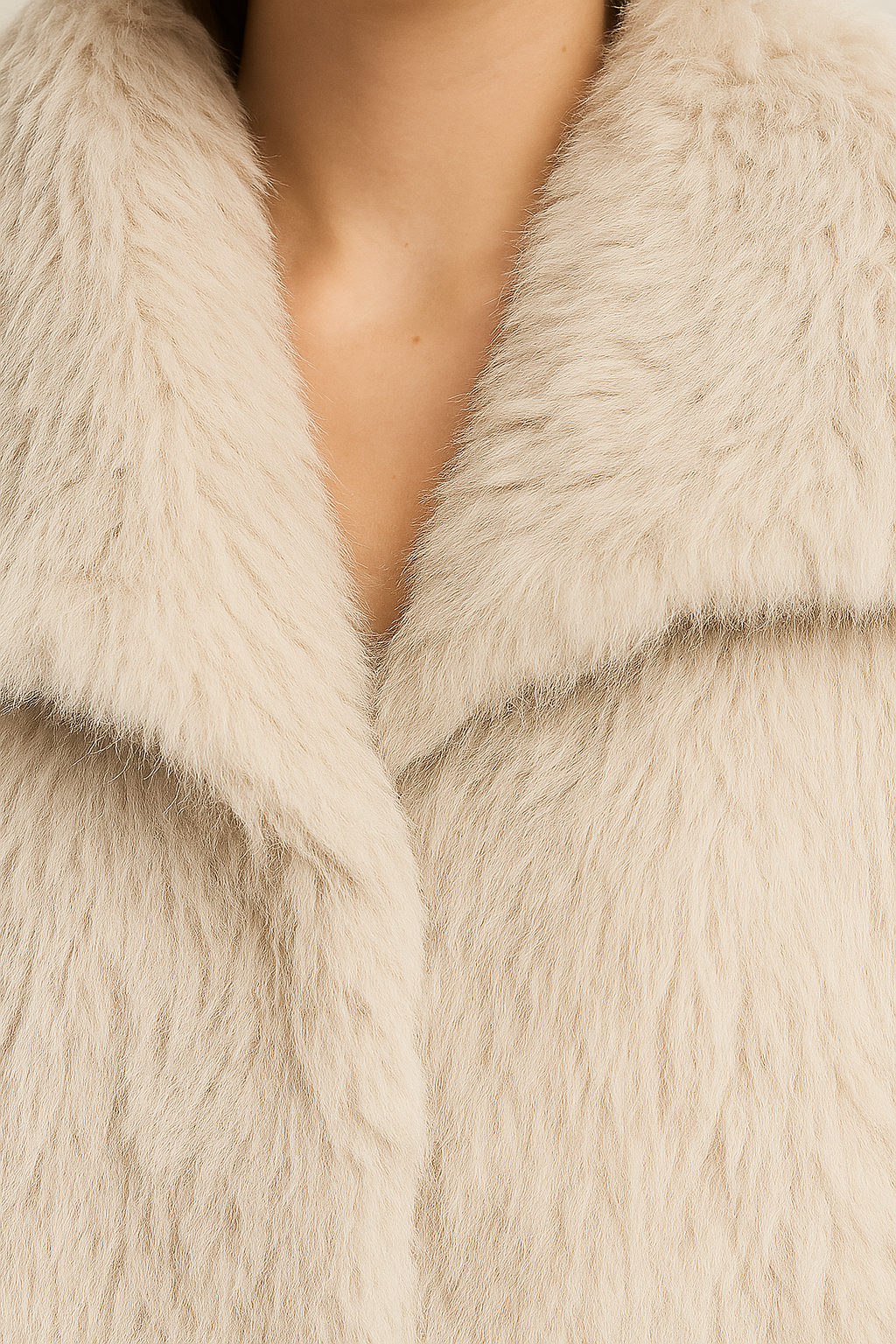 Krótki płaszcz damski z imitacji futra z kołnierzem rewersowym w kolorze jasnobeżowym