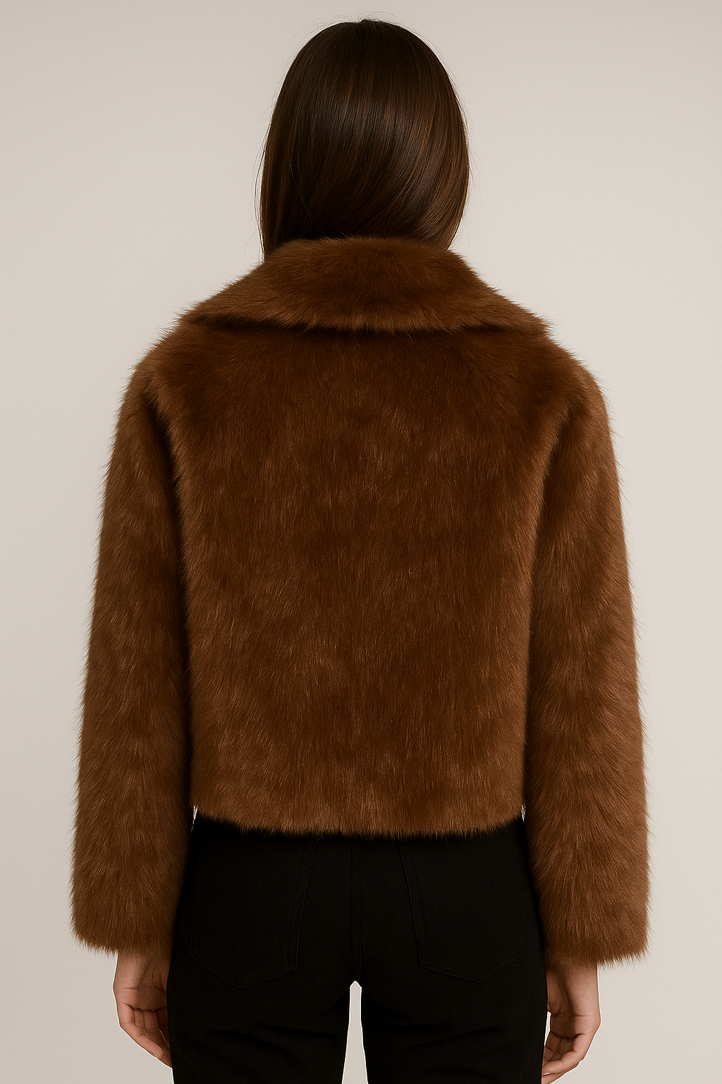 Krótki damski płaszcz w brązowym odcieniu o futrzanej strukturze